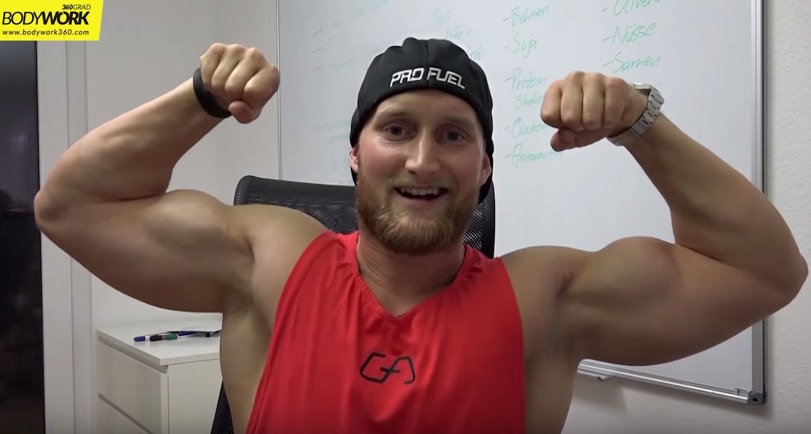 Bizeps Pose Karl Ess 360Grad_Paket_vs__BODYWORK_360Grad_System_-_YouTube